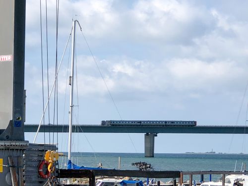 Bild-Nr 212: Fehmarnsundbrücke mit Zug